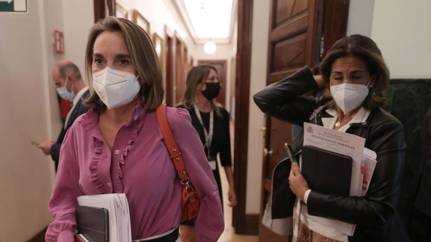 La portavoz parlamentaria del PP, Cuca Gamarra (i), antes de entrar a la Junta de Portavoces en el Congreso de los Diputados
