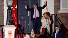 Boris Johnson sale de madrugada de la sede del Partido Conservador tras seguir los primeros resultados de la jornada.