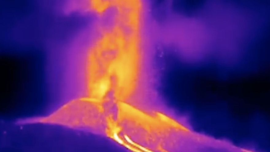 La erupción del volcán de La Palma y los ríos de lava de las dos nuevas boca surgidas durante este viernes.