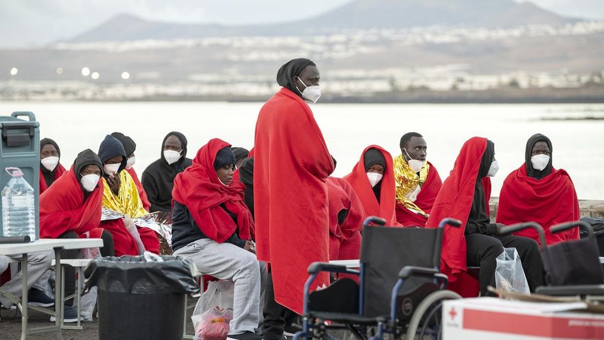 Un fallecido y dos personas en estado critico tras el rescate de dos pateras cerca de Canarias con 107 migrantes a bordo