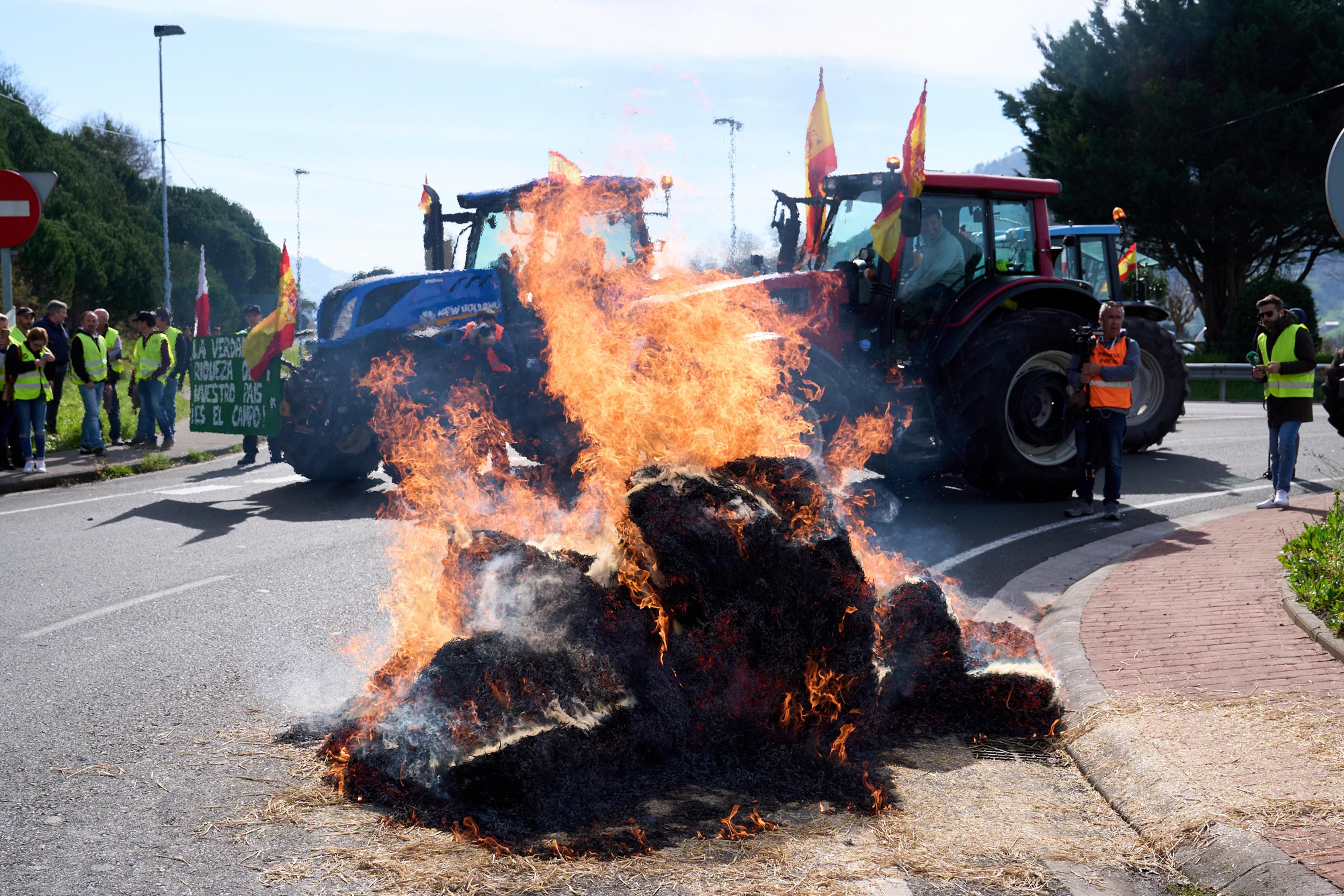 Las tractoradas convocadas este martes en Cantabria han coincidido con otras desarrolladas en toda la cornisa.