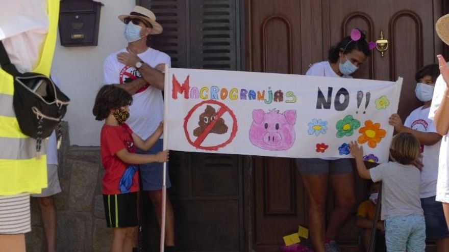 Un momento de la protesta contra la macrogranja en Gascueña (Cuenca)