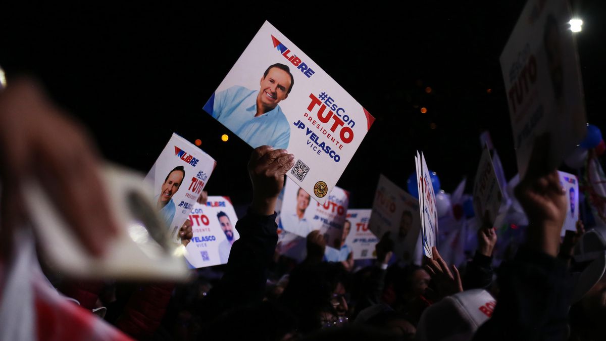 Un simpatizante del candidato a la presidencia de Bolivia Jorge Tuto Quiroga sostiene una cartel durante un evento de cierre de campaña este miércoles, en La Paz.