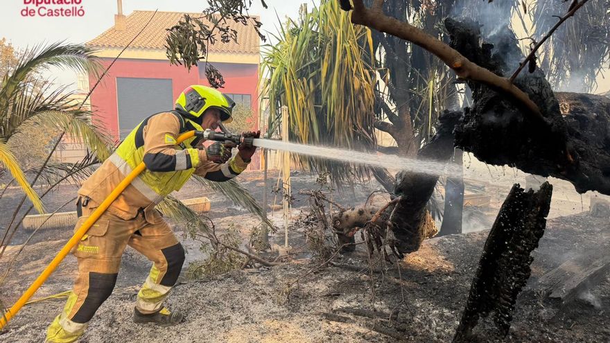 Viento de poniente, baja humedad y calor, la "muy adversa" situación del incendio en la Vall d'Uixó