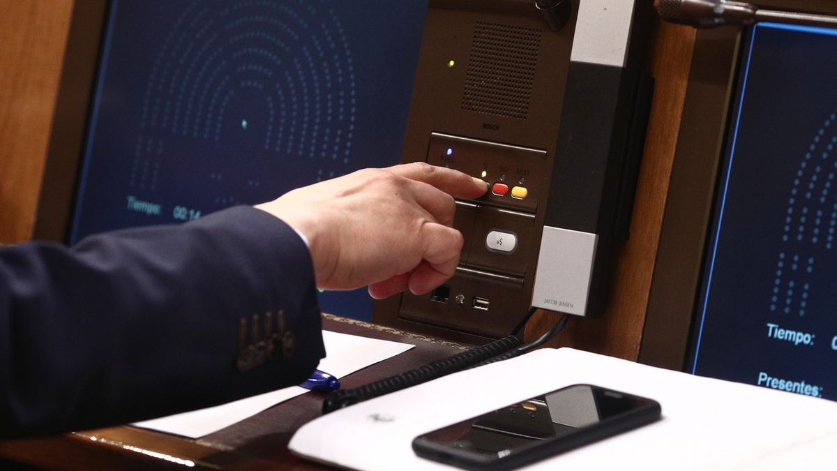 Un diputado votando en el hemiciclo del Congreso