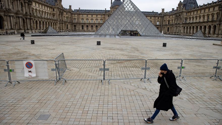 Una valla impide el acceso a las pirámides del Louvre de París, el pasado jueves. Museos vacíos y yacimientos arqueológicos desiertos: 2020 ha dado la vuelta a los museos y los yacimientos arqueológicos. Las aglomeraciones y el bullicio han dado paso al mutismo y con él a millones de euros en pérdidas en un año nefasto para el sector. EFE/IAN LANGSDON