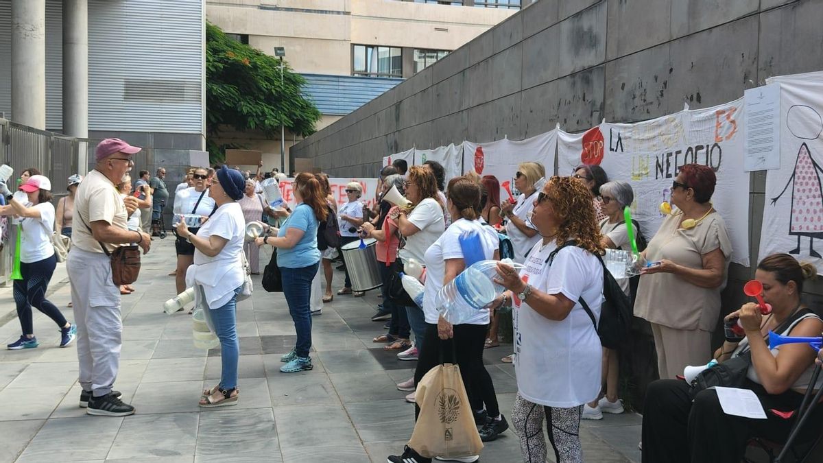 Prohibido usar pitos y sirenas en unas protestas contra el Gobierno de Canarias para no molestar a un colegio cercano