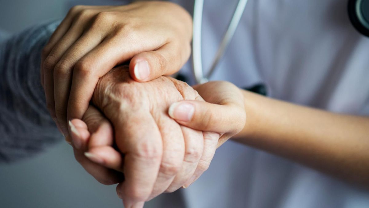 Archivo - Santander pone en marcha un curso de apoyo a cuidadores de familiares con distintas discapacidades.-ARCHIVO