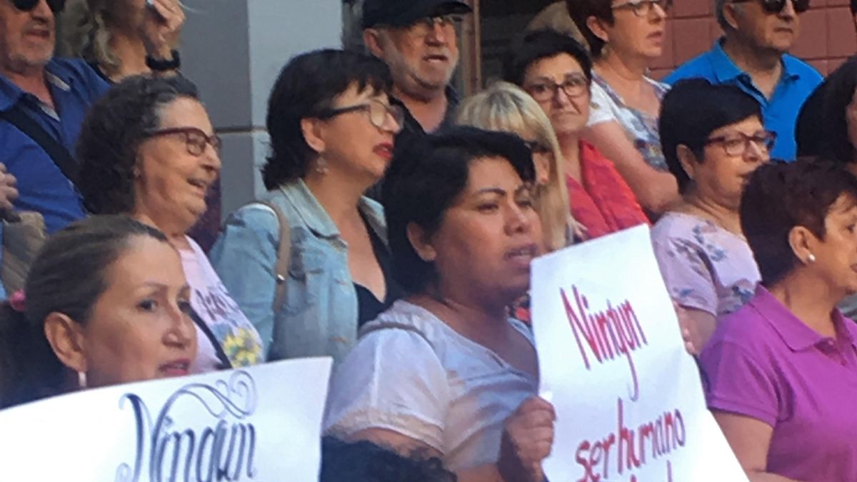Manifestación en apoyo de la mujer hondureña que acudió a denunciar una agresión a la Policía y le abrieron un expediente de expulsión.