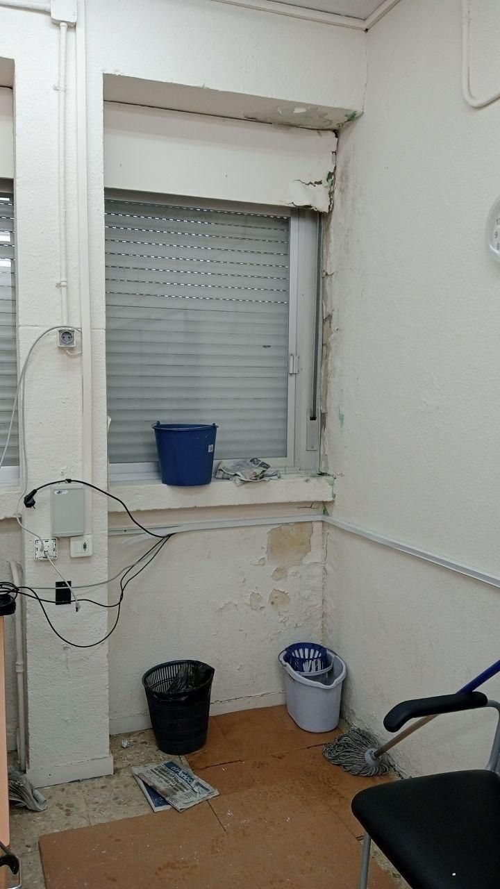 Goteras y paredes con desperfectos en el IES José Manuel Blecua