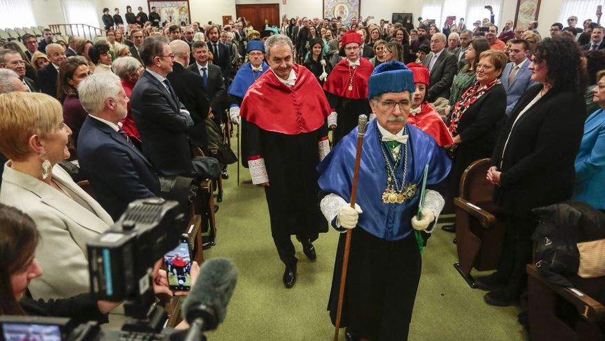 Zapatero recibe con "nostalgia, emoción y mucha esperanza" el Honoris Causa de 'su' Universidad de León