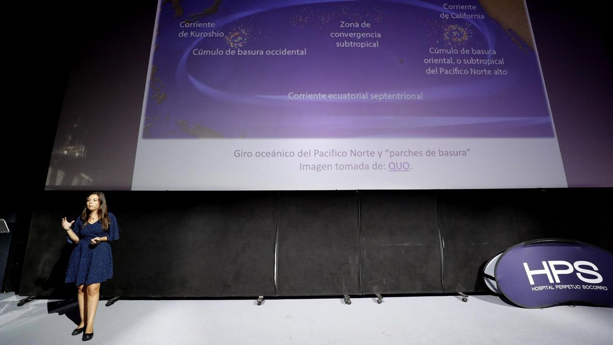 La investigadora de la Universidad de Las Palmas de Gran Canaria Daura Vega, durante la conferencia que ofreció en este acto de presentación de la comunidad 'Friend of the Oceans'