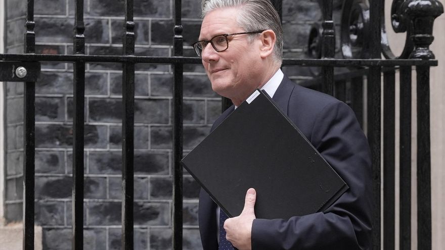 El primer ministro británico, Keir Starmer, saliendo de Downing Street este lunes.