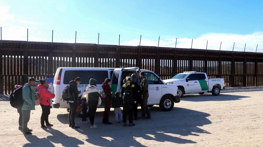 "Es un río constante de gente": El flujo migratorio desborda la frontera México-EE.UU.