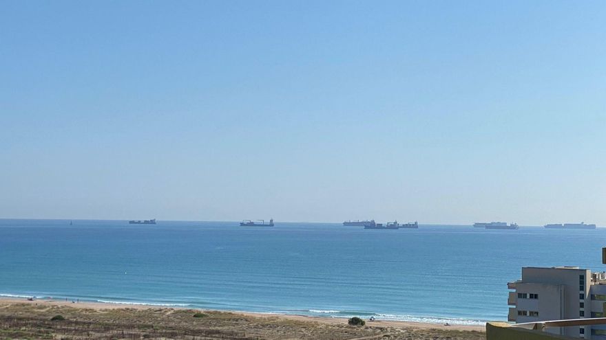 Ocho buques fondeados en las playas del Parque Natural de la Albufera este martes 27 de julio.