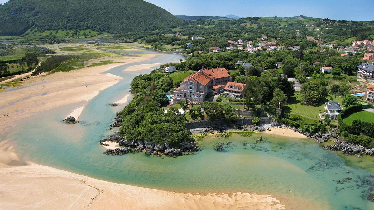 Calas entre acantilados de roca y playas rodeadas de prados verdes en uno de los rincones menos conocidos de Cantabria