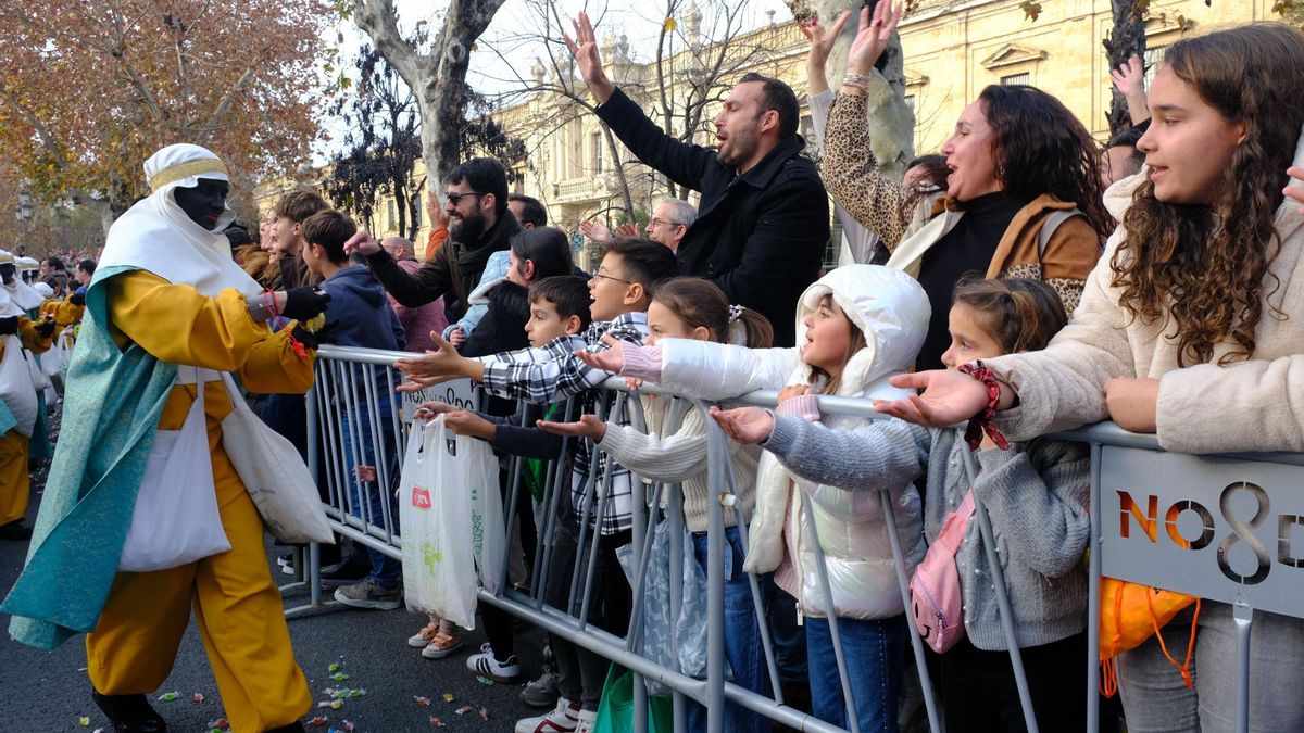 Una hilera de manos reclama una donación de caramelos