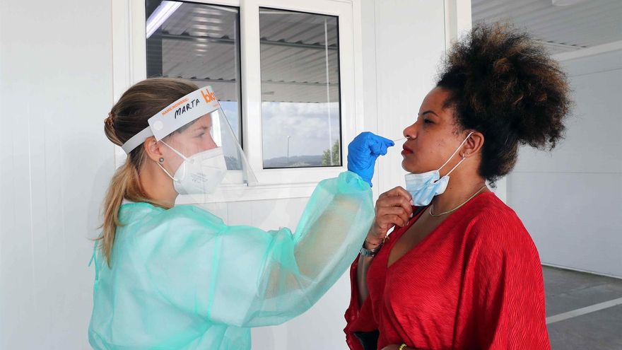 Personal sanitario realiza pruebas de diagnóstico para detectar el coronavirus.