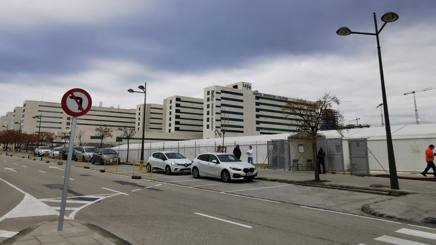 Cola de vehículos en el Hospital La Fe de Valencia para realizar pruebas PCR. / Jesús Císcar.