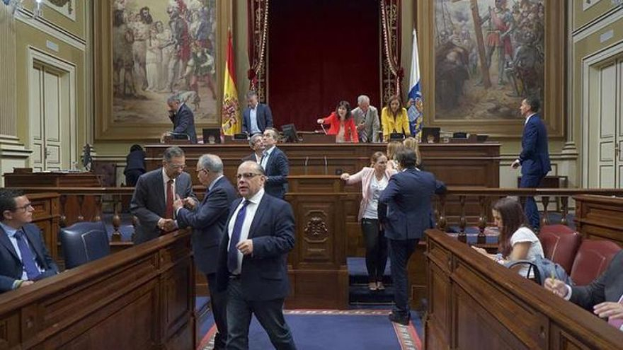 Las fuerzas políticas canarias se aferran al “resquicio de esperanza” que abre el “confuso” mensaje de Puigdemont