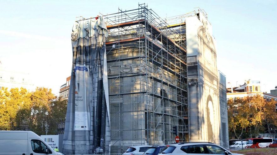 Madrid vuelve a recuperar su icono: la Puerta de Alcalá se descubre año y medio después de ser enlonada