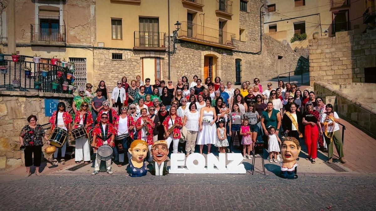 Cerca de un centenar de mujeres de Fonz protagonizan un vídeo para reivindicar el papel de la mujer rural