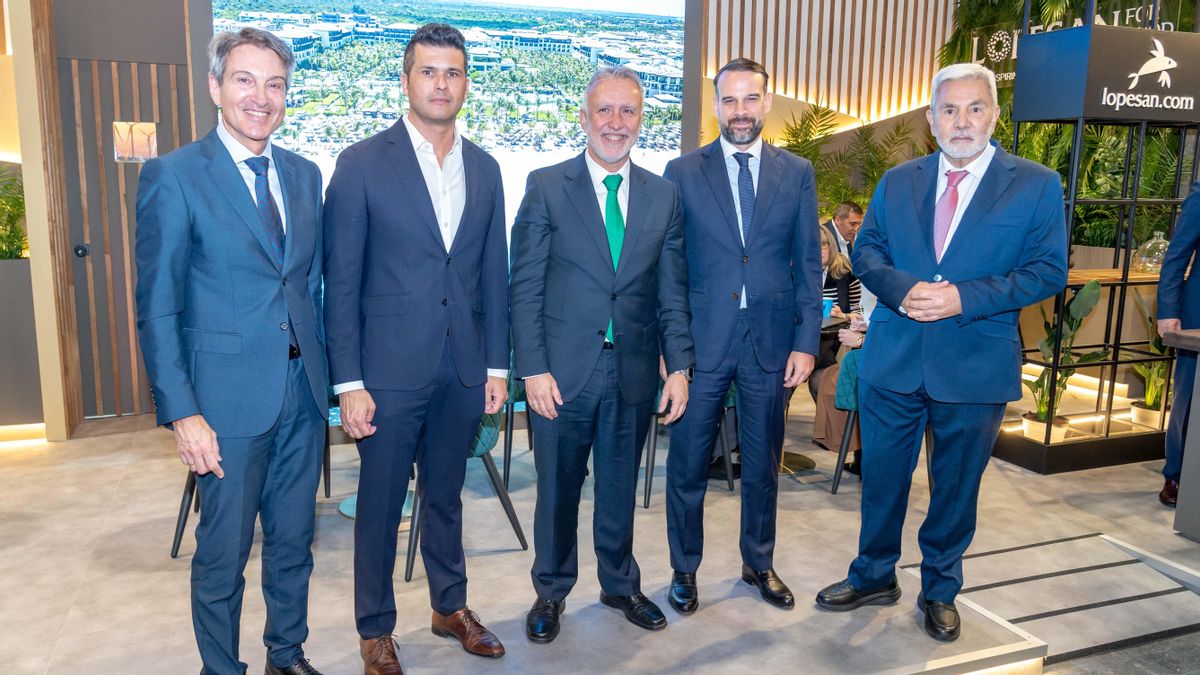 Los proyectos de expansión en República Dominicana y Madrid protagonizan el estreno de Lopesan Hotel Group en FITUR. En la imagen, el ministro Ángel Víctor Torres, junto a Zoilo Alemán, Francisco López, José Alba y José Miguel Rodríguez, de Lopesan Hotel Group.