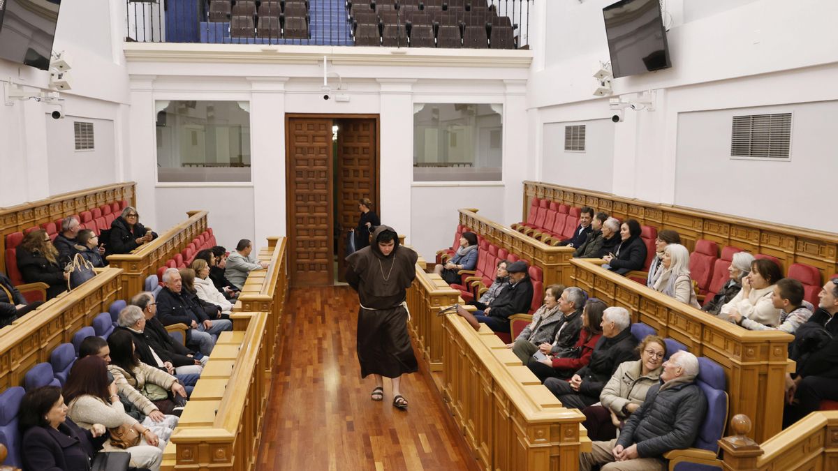 Imagen de una visita teatralizada en las Cortes de Castilla-La Mancha