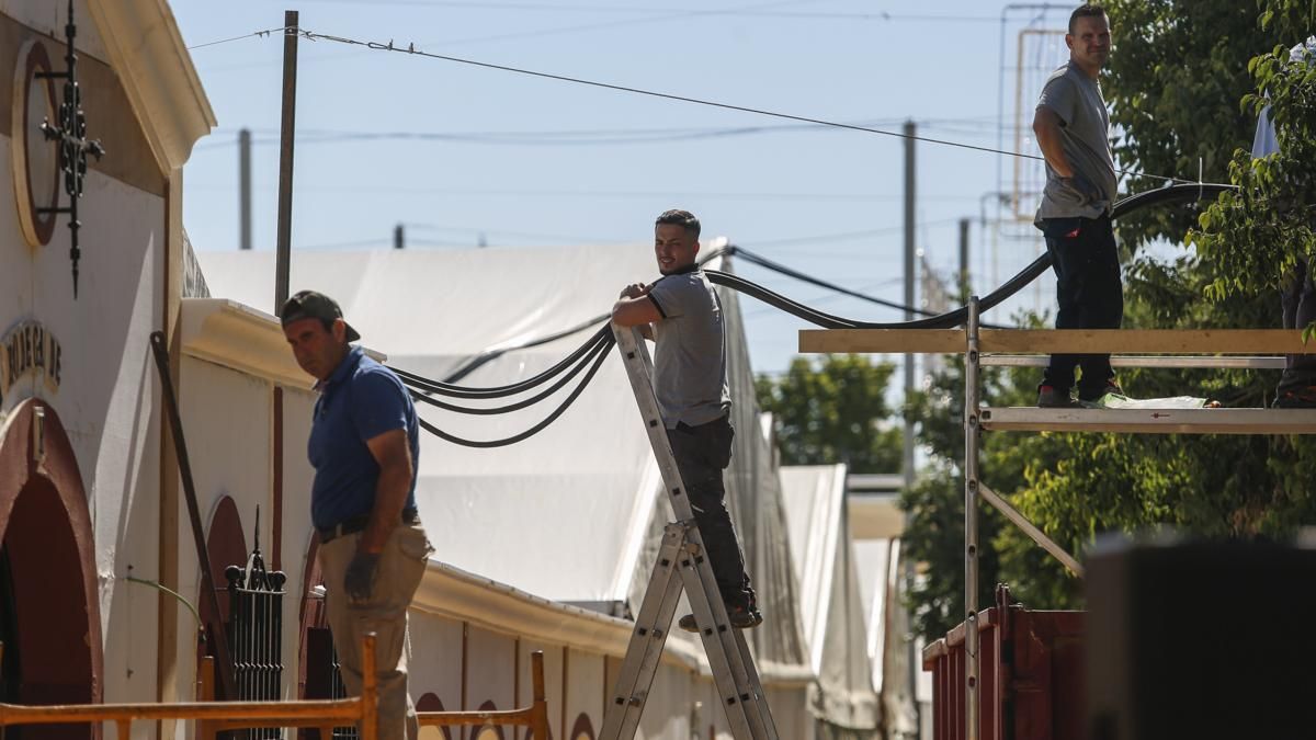 Trabajadores en el montaje de la Feria de la Salud 2026