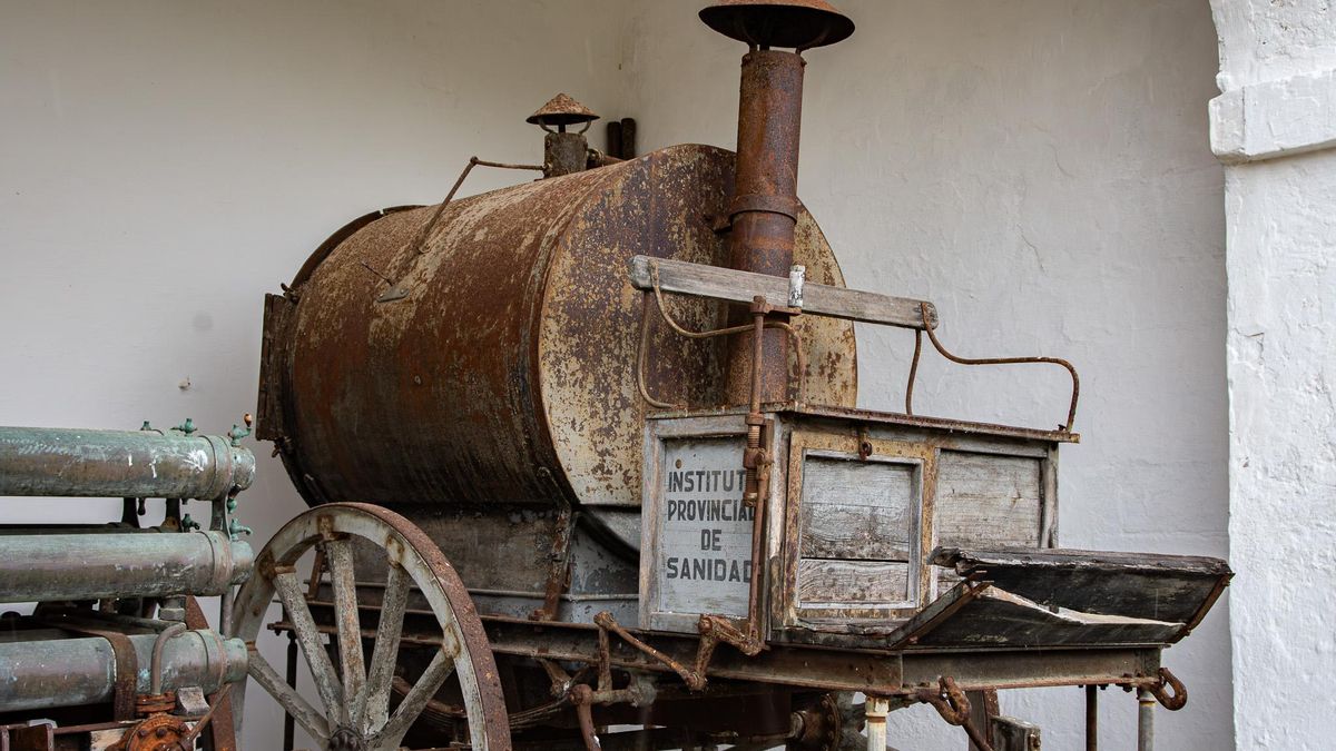 Carreta de fumigación con vinagre para tratar las "patentes sucias" que llegaban a la isla y debían permanecer en cuarentena antes de poder ingresar al Puerto de Maó