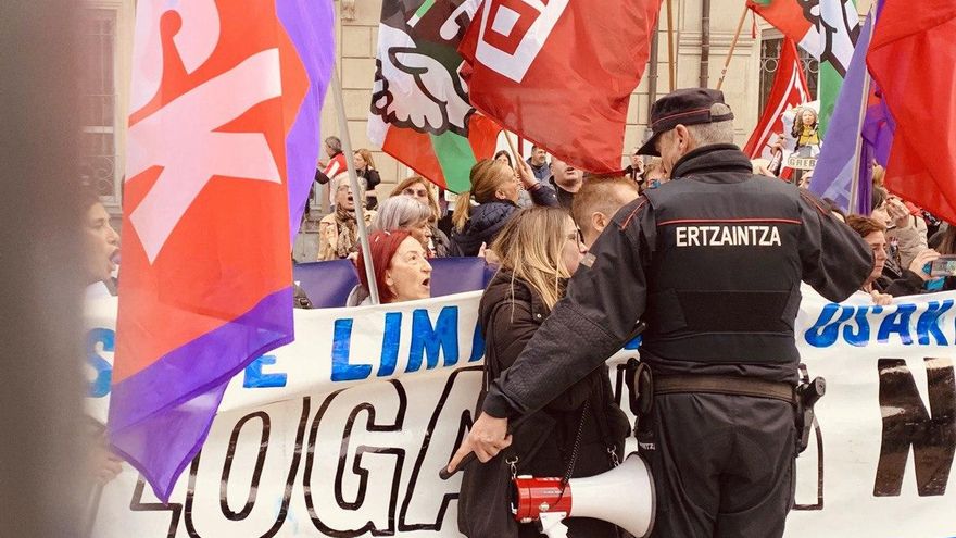 Tensión otra vez entre la Ertzaintza y las trabajadoras de limpieza de Osakidetza, esta vez en el Parlamento