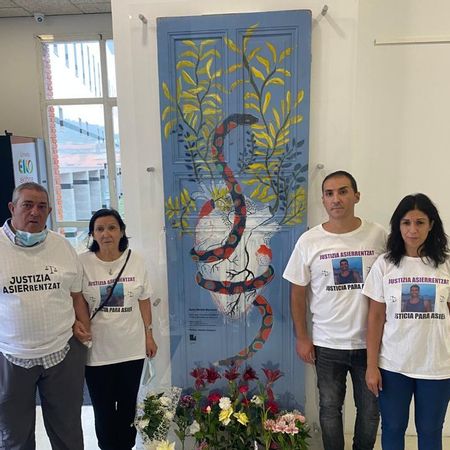 La familia de Asier Niebla este miércoles frente a la puerta que el Ayuntamiento de Urnieta adquirió con motivo del Día internacional contra la Violencia de Género en honor a la víctima