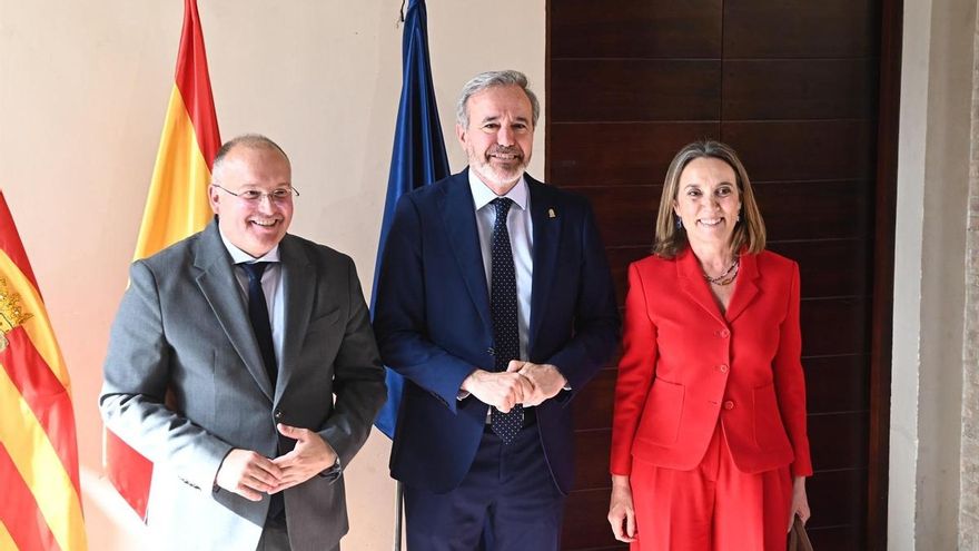 (I-D) El secretario general del PP, Miguel Tellado; el presidente del Gobierno de Aragón, Jorge Azcón, y la vicesecretaria de Regeneración Institucional del PP, Cuca Gamarra, tras la toma de posesión del cargo, en el Patio de Santa Isabel, a 30 de abril de 2026, en Zaragoza, Aragón (España).
