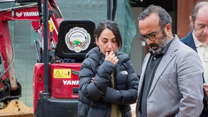 El presidente de la Diputación, Morales, con María Fortuna mirando una fosa