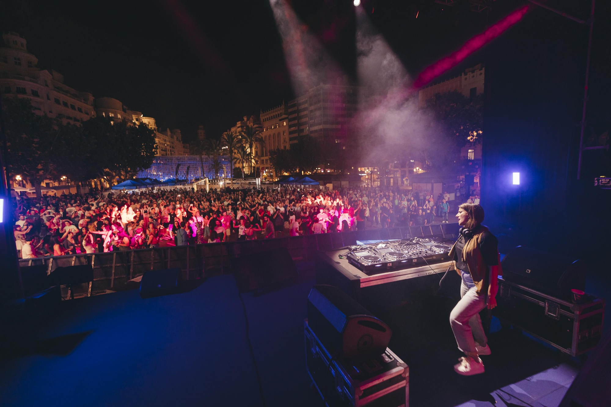 La productora musical Ley DJ concluye la jornada del jueves con una sesión en directo ante miles de personas