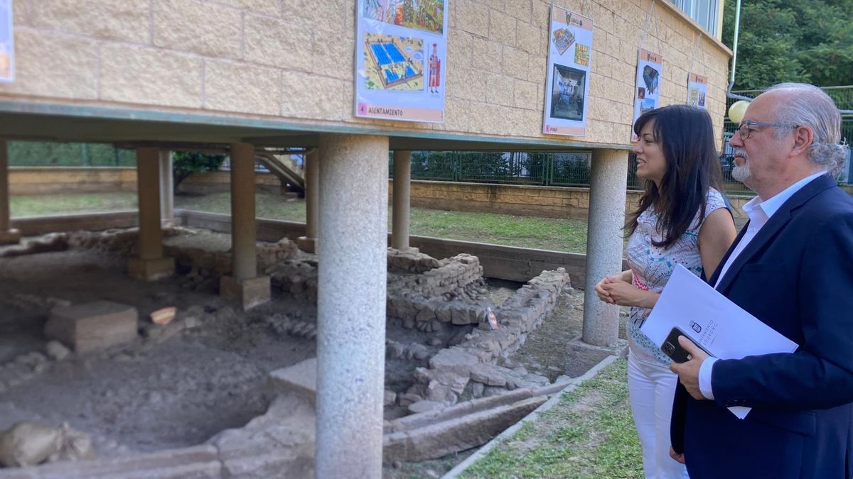La directora del CEIP Varia muestra el proyecto de divulgación de las ruinas romanas