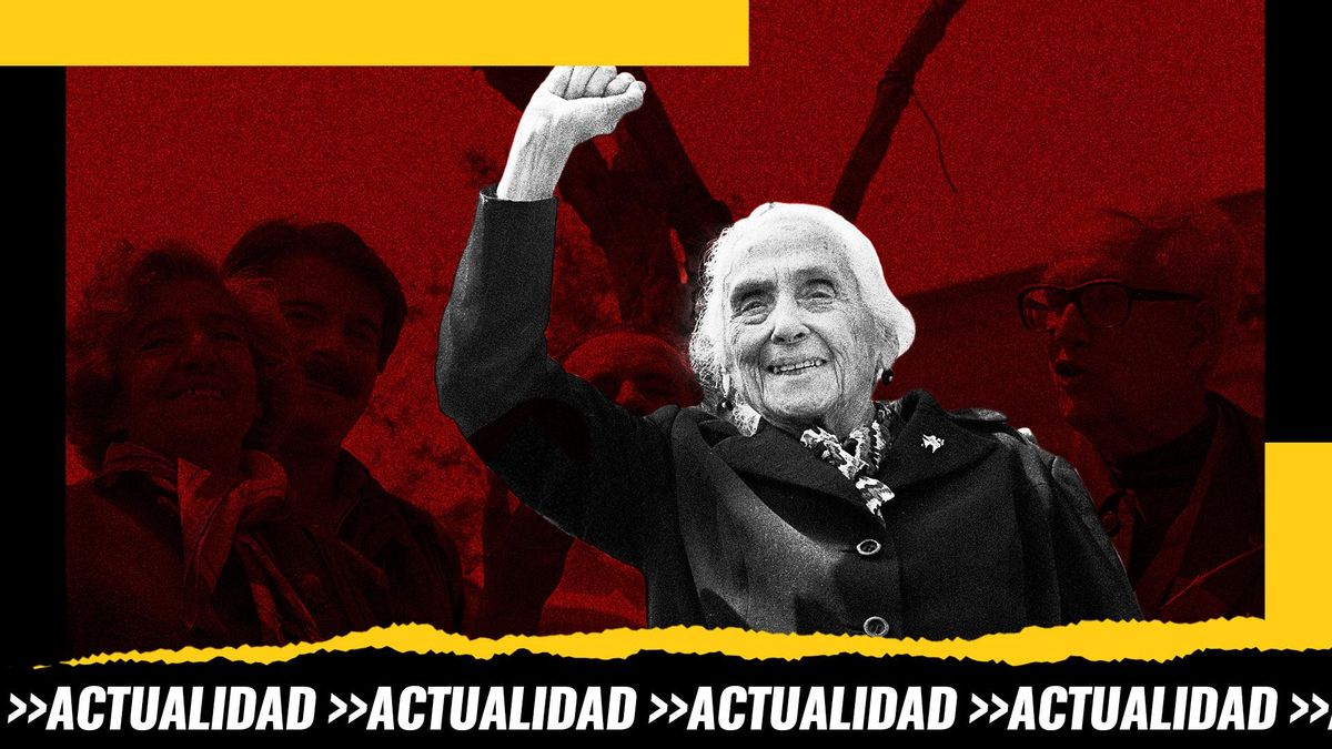 Imagen de archivo de Dolores Ibárruri, La Pasionaria, saludando puño en alto