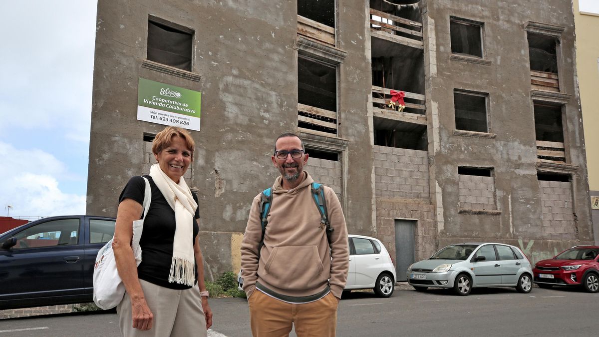 Paqui Martín y José Miguel Marrero ante el edificio adquirido para el proyecto de la Cooperativa de Vivienda Colaborativa 'El Chinijo', en Carretera el Valle, 7A, Cardones, Arucas.