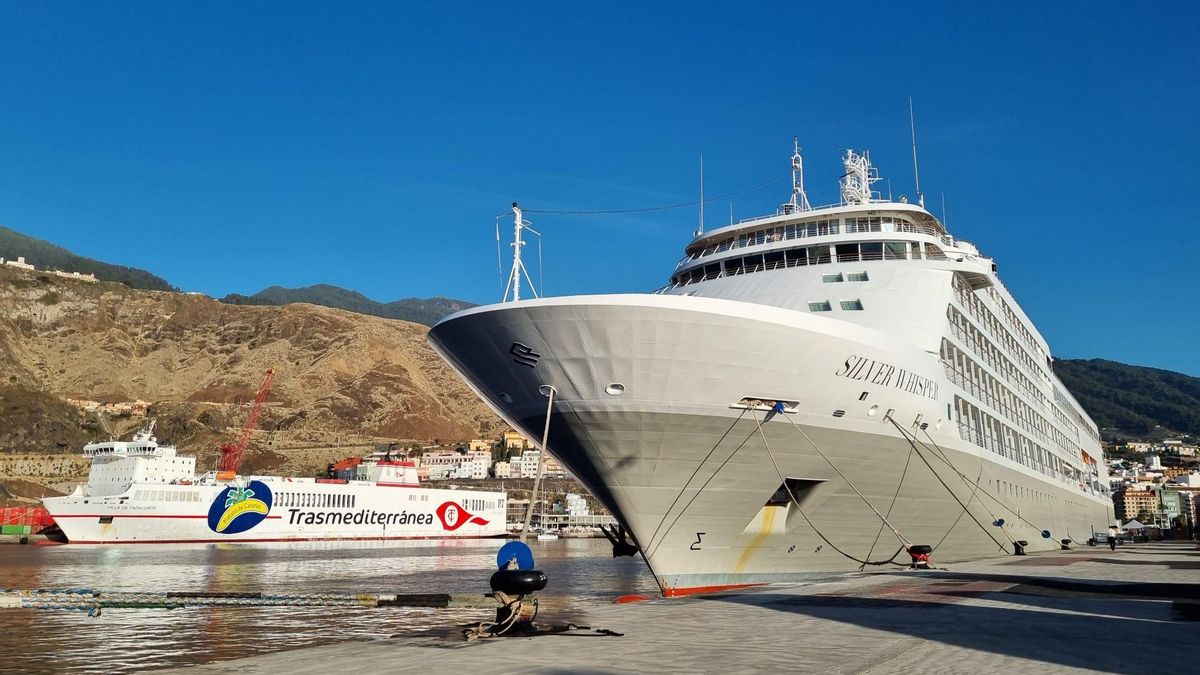 El buque de crucero ‘Silver Whisper’ en el Puerto de Santa Cruz de La Palma este miércoles, 9 de octubre.