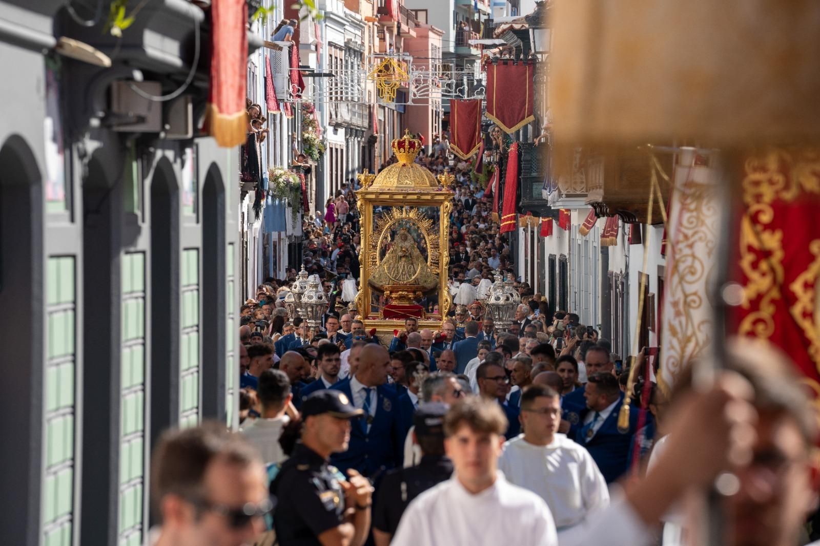 Santa Cruz de La Palma abraza a la Virgen de las Nieves tras diez años sin su presencia.