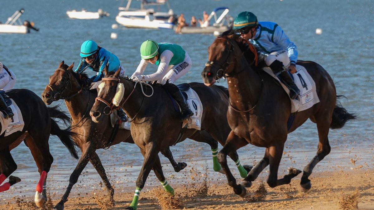 Una imagen de una edición pasada de las carreras de caballos en las playas de Sanlúcar de Barrameda