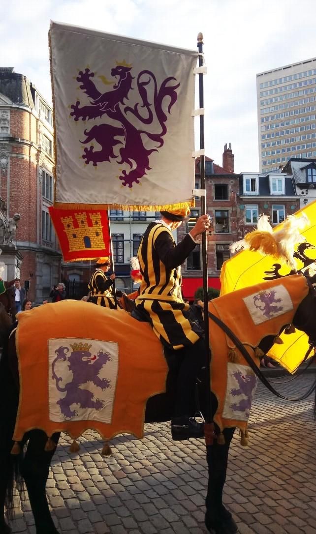 Un detalle del caballero que porta el pendón del Reino de León.