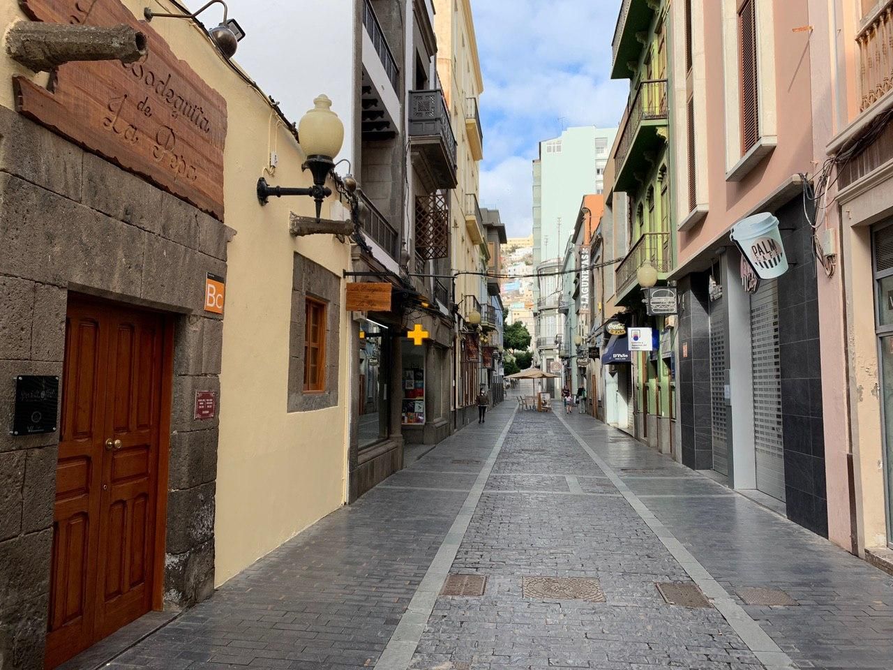 Negocios cerrados en la calle Peregrina, en Las Palmas de Gran Canaria en el primer día de la fase 1