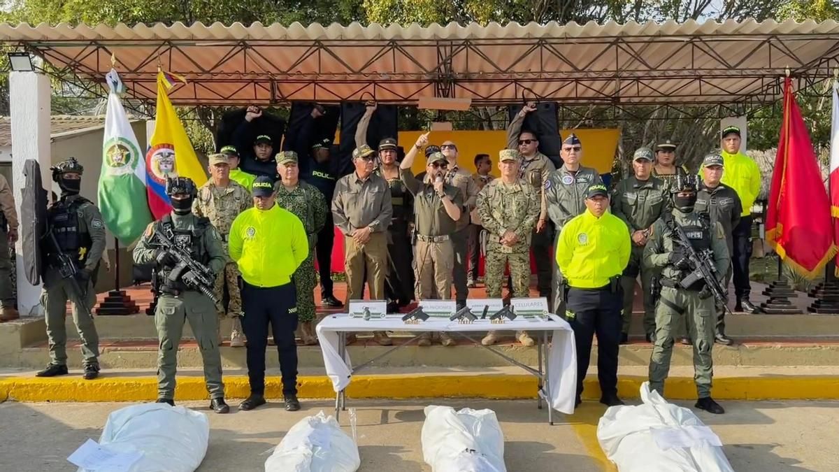 De la Espriella pasea entre cadáveres de guerrilleros para presumir de mano dura y desata la indignación en Colombia