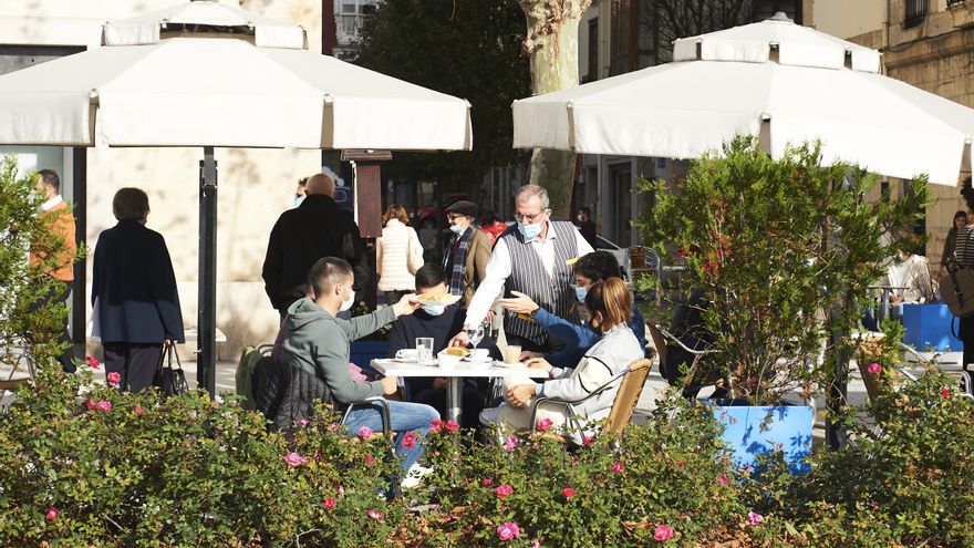Archivo - Personas en una terraza en Santander