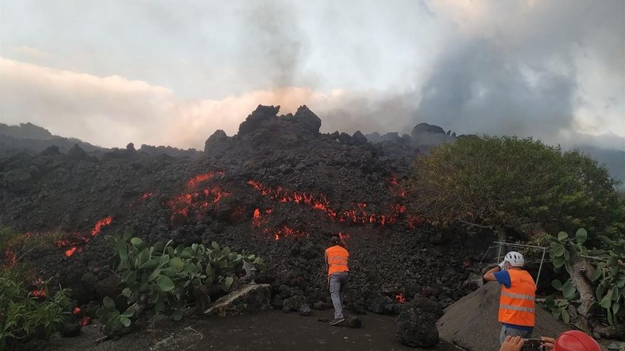 Técnicos del Instituto Volcanológico de Canarias (Involcán) toman muestras de las coladas de lava del nuevo volcán de La Palma para realizar análisis petrológicos.