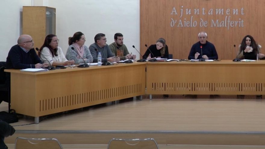 José Luis Juan Pinter, a la izquierda, y el actual alcalde Juanra Espí (segundo por la derecha), en un pleno municipal.