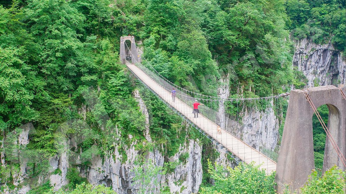 La espectacular ruta del Pirineo francés con un puente colgante suspendido a 150 metros sobre un desfiladero
