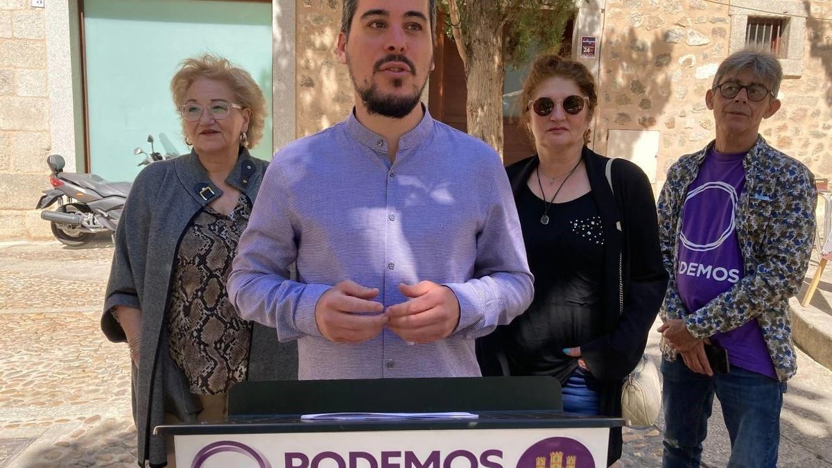 El coordinador regional de Podemos atiende a los medios ante el Hospitalito del Rey.