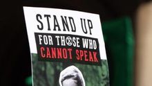 Cartel con el lema: "Stand up for those who cannot speak" (Álzate por los que no pueden hablar) / Stephen Bingham CC BY SA